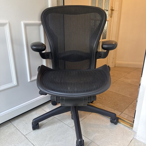 Herman miller aeron chair - aeron, size