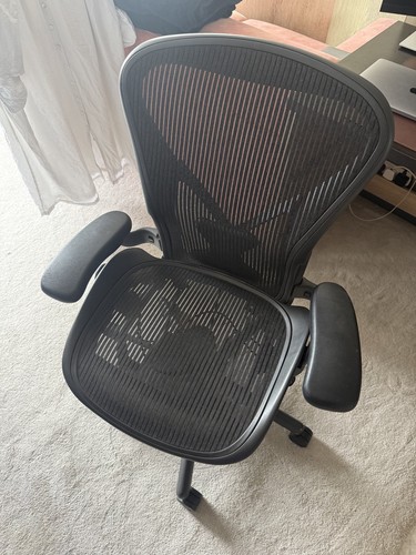 Herman miller black aeron - 1, x