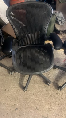 Herman miller aeron chair - aeron, size